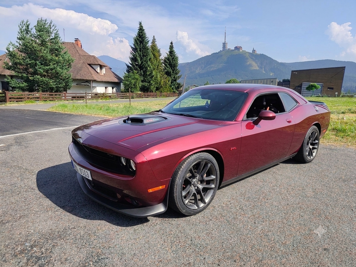 Dodge Challenger 6.4 HEMI s Lysou horou v pozadí